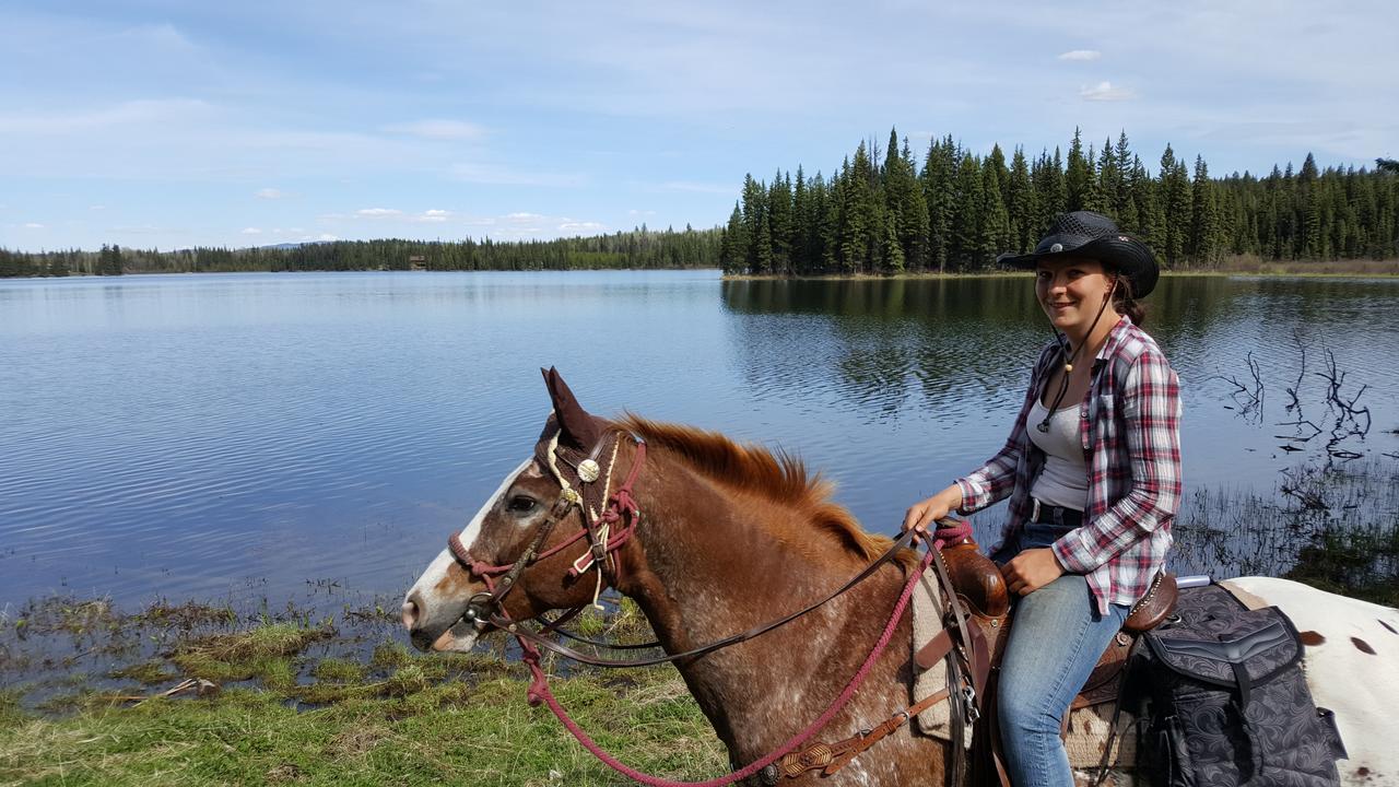 Wettstone Guest Ranch Bed and Breakfast Bridge Lake Εξωτερικό φωτογραφία